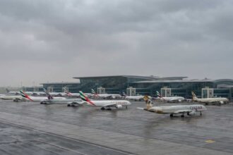 Επιβατικά αεροσκάφη καθηλωμένα στο έδαφος σε διεθνές αεροδρόμιο της Μέσης Ανατολής