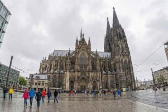 Εξωτερική άποψη του Kölner Dom στην Κολωνία με πλήθος τουριστών στην πλατεία