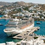 Großes Kreuzfahrtschiff liegt in einem griechischen Hafen vor Anker