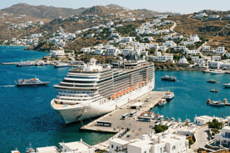 Großes Kreuzfahrtschiff liegt in einem griechischen Hafen vor Anker