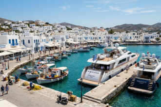 Luftaufnahme der Insel Lipsi in der Ägäis mit traditionellen Fischerbooten und Luxusyachten im Hafen