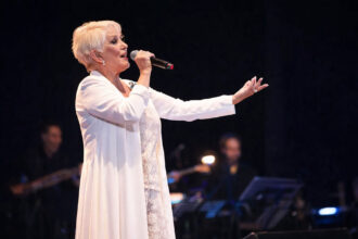 Die griechische Sängerin Marinella auf einer Bühne vor Publikum, in Gedenken an ihre lange Karriere in Griechenland.