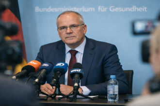 Υπουργός υγείας σε συνέντευξη τύπου ανακοινώνει τις αλλαγές στο σύστημα υγείας και τις περικοπές των ασφαλιστικών ταμείων