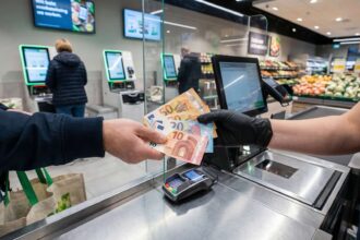 Πελάτης πληρώνει με χαρτονομίσματα σε ταμείο σούπερ μάρκετ στη Γερμανία