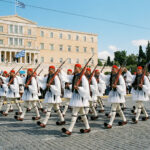 Griechische Soldaten marschieren in Formation vor dem Parlament in Athen