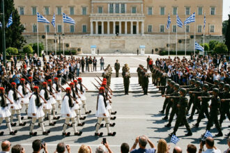 Griechische Soldaten marschieren während der Militärparade am Syntagma-Platz in Athen