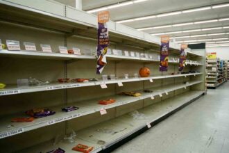 Άδεια ράφια σούπερ μάρκετ στο τμήμα των εορταστικών γλυκισμάτων