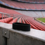 Ποδοσφαιρικό γήπεδο της Βαυαρίας με φιλάθλους να αποτίουν φόρο τιμής στον προπονητή Karsten Wettberg