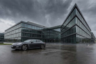 Ένα πολυτελές αυτοκίνητο της Porsche σταθμευμένο έξω από τα κεντρικά γραφεία στη Στουτγάρδη εν μέσω ανακοινώσεων για πτώση στα κέρδη porsche