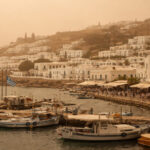 Eine griechische Küstenstadt hüllt sich in dichten, gelblichen Saharastaub.