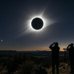 Eine totale Sonnenfinsternis am Himmel, bei der die solare Korona deutlich sichtbar ist.