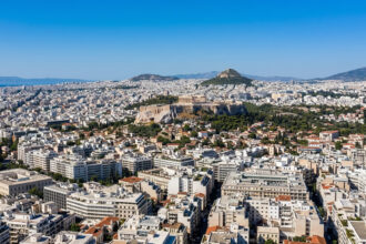 Strahlender Sonnenschein über der historischen Architektur von Athen