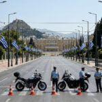 Griechische Verkehrspolizei blockiert eine leere Prachtstraße in Athen während der Paraden