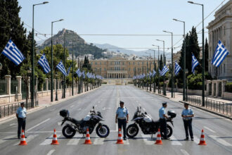 Griechische Verkehrspolizei blockiert eine leere Prachtstraße in Athen während der Paraden