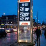 Preistafel an einer griechischen Tankstelle zeigt extrem hohe Benzin- und Dieselpreise