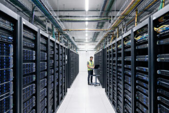 Moderne Server-Racks in einem hell erleuchteten Rechenzentrum, die die neue Infrastruktur der United Group symbolisieren.