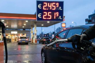 Κοντινό πλάνο σε αντλία πρατηρίου καυσίμων στη Γερμανία με ψηφιακές ενδείξεις υψηλών τιμών