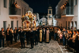 Orthodoxe Osterfeier in Griechenland mit Kerzenlicht und traditionellen Epitaph-Prozessionen in historischen Gassen
