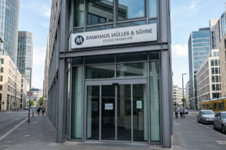 Πρόσοψη καταστήματος της τράπεζας Santander στη Γερμανία που σχεδιάζει κλείσιμο υποκαταστημάτων