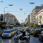 Griechische Verkehrspolizisten überwachen den dichten Verkehr auf einer Hauptstraße in Athen.