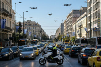 Griechische Verkehrspolizisten überwachen den dichten Verkehr auf einer Hauptstraße in Athen.