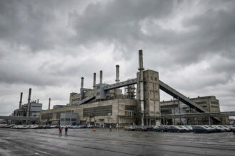Βιομηχανικές εγκαταστάσεις της Volkswagen εν μέσω ανακοινώσεων για δραματική πτώση κερδών και περικοπές χιλιάδων θέσεων εργασίας
