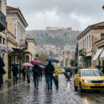 Blick auf das verregnete Athen an einem trüben Wintertag, der die ungewöhnlichen Niederschläge dokumentiert.