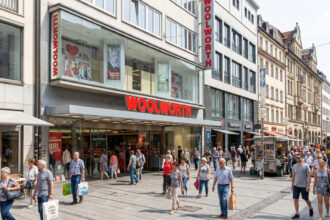 Εξωτερική όψη καταστήματος Woolworth με πελάτες σε κεντρικό εμπορικό δρόμο