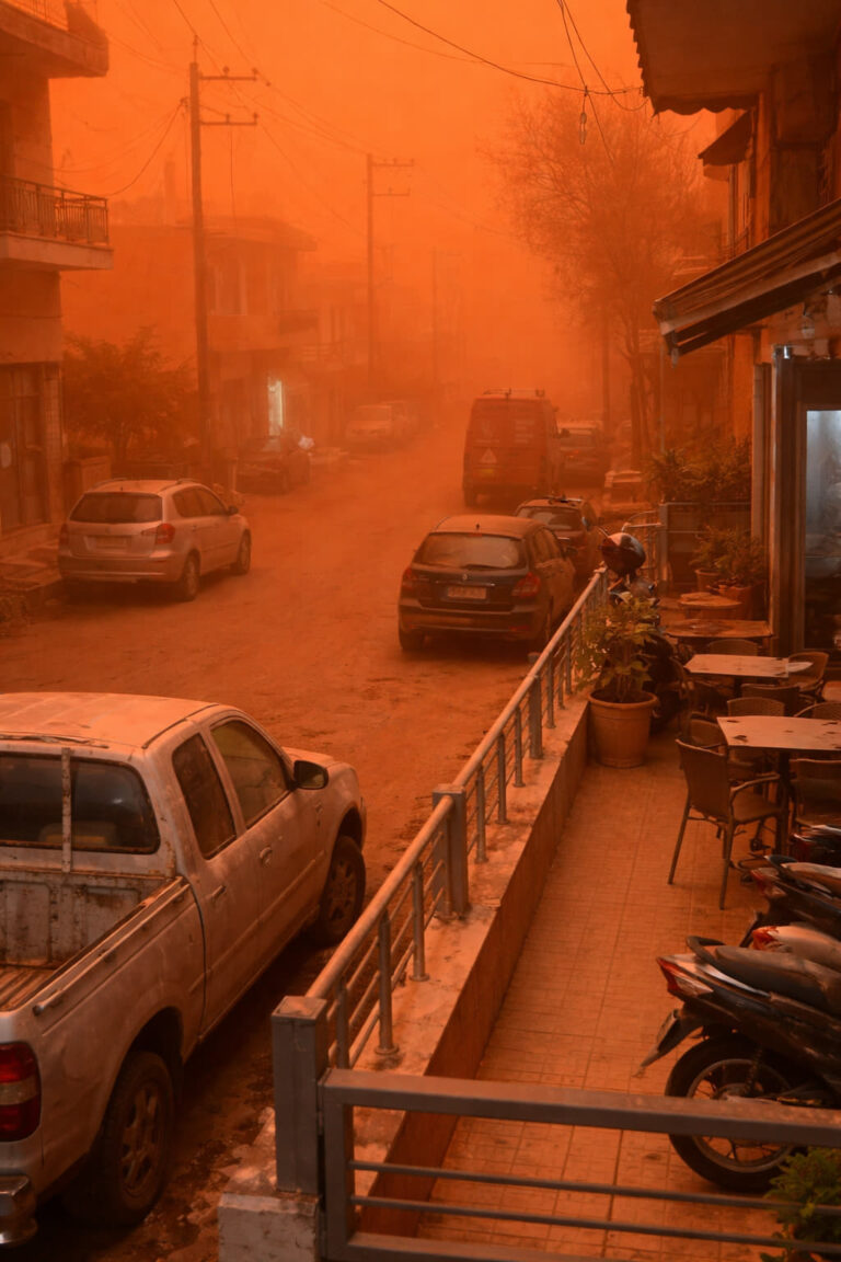 Starke Saharastaub-Wolke färbt eine Wohnstraße in orange in Griechenland