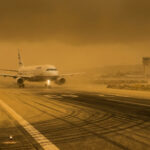 Dichter Afrikastaub hüllt den Flughafen von Heraklion auf Kreta ein und schränkt die Sichtweite massiv ein