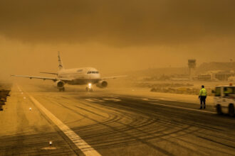 Dichter Afrikastaub hüllt den Flughafen von Heraklion auf Kreta ein und schränkt die Sichtweite massiv ein