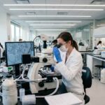 Μικροσκόπιο σε επιστημονικό εργαστήριο που μελετά την αναβίωση αρχαίου οργανισμού