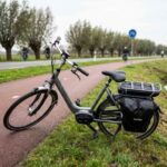 Ένα ηλεκτρικό ποδήλατο πεσμένο στην άκρη ενός ολλανδικού ποδηλατόδρομου μετά από ατύχημα