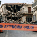 Abgesperrte Straße in Korinth nach Balkoneinsturz mit Polizeiauto