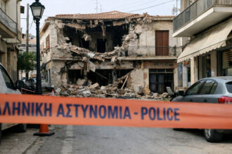 Abgesperrte Straße in Korinth nach Balkoneinsturz mit Polizeiauto