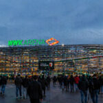 Eine Ansicht auf das moderne Fußballstadion in Augsburg am frühen Abend vor einem großen Spiel.