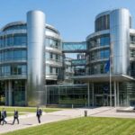 Το κτίριο του Ευρωπαϊκού Δικαστηρίου Ανθρωπίνων Δικαιωμάτων με σημαίες της Ευρωπαϊκής Ένωσης