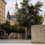 Επαγγελματίας αναβάτης downhill πραγματοποιεί άλμα πάνω από αστικό εμπόδιο στο κέντρο της Στουτγάρδης