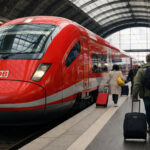 Το υπερσύγχρονο ιταλικό τρένο υψηλών ταχυτήτων σε κεντρικό σιδηροδρομικό σταθμό κατά τη διάρκεια δοκιμών