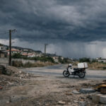 Ein verlassenes Baustellengelände in Griechenland während eines aufziehenden Unwetters