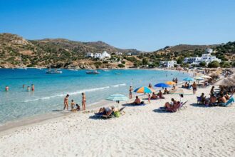 Γερμανοί τουρίστες και ταξιδιώτες απολαμβάνουν τις καλοκαιρινές διακοπές τους στα ελληνικά νησιά της Μεσογείου