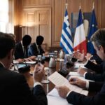 Ο Έλληνας πρωθυπουργός και ο Γάλλος πρόεδρος κατά τη διάρκεια της συνάντησής τους για την ελληνογαλλική στρατηγική συμφωνία