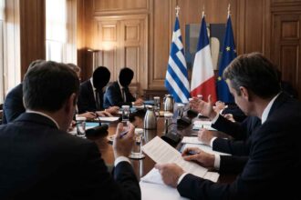 Ο Έλληνας πρωθυπουργός και ο Γάλλος πρόεδρος κατά τη διάρκεια της συνάντησής τους για την ελληνογαλλική στρατηγική συμφωνία
