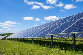 Εγκαταστάσεις φωτοβολταϊκών πάνελ σε ανοιχτό πεδίο με φόντο τον ουρανό