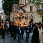 Gläubige folgen der Epitaph-Prozession vor einer kleinen, steinernen Kapelle in Athen bei Abenddämmerung