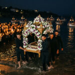 Eine griechisch-orthodoxe Epitaph-Prozession wird am Karfreitag von Gläubigen und Fischern in das dunkle Meerwasser getragen, beleuchtet von Laternen