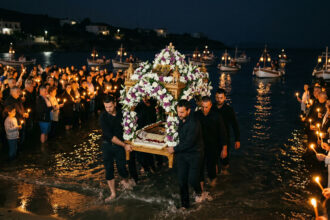 Eine griechisch-orthodoxe Epitaph-Prozession wird am Karfreitag von Gläubigen und Fischern in das dunkle Meerwasser getragen, beleuchtet von Laternen