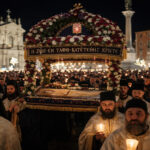 Gläubige versammeln sich am Aristoteles-Platz in Thessaloniki zum feierlichen Treffen der fünf Epitaphien bei Nacht.