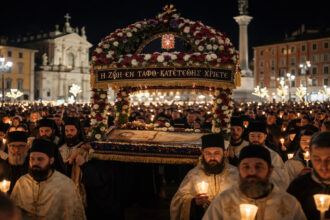 Gläubige versammeln sich am Aristoteles-Platz in Thessaloniki zum feierlichen Treffen der fünf Epitaphien bei Nacht.