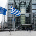 Fahnen der Europäischen Union und Griechenlands wehen vor einem offiziellen Gerichtsgebäude in Brüssel